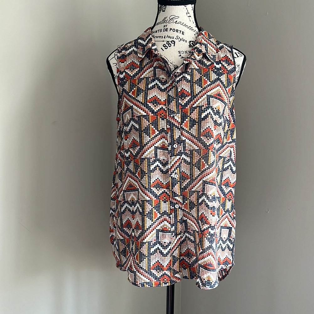H&M Sleevless button down blouse